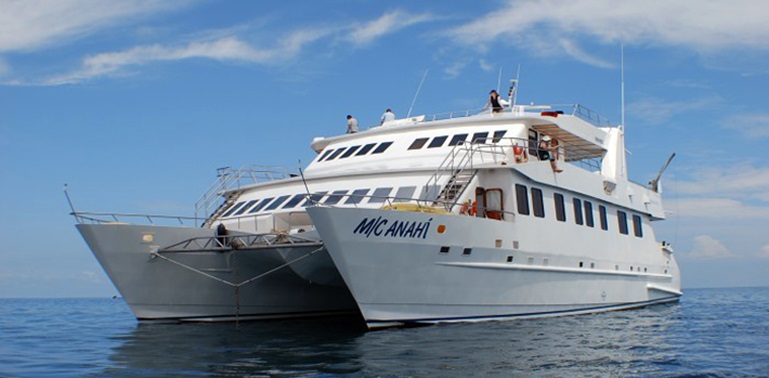 anahi galapagos catamaran